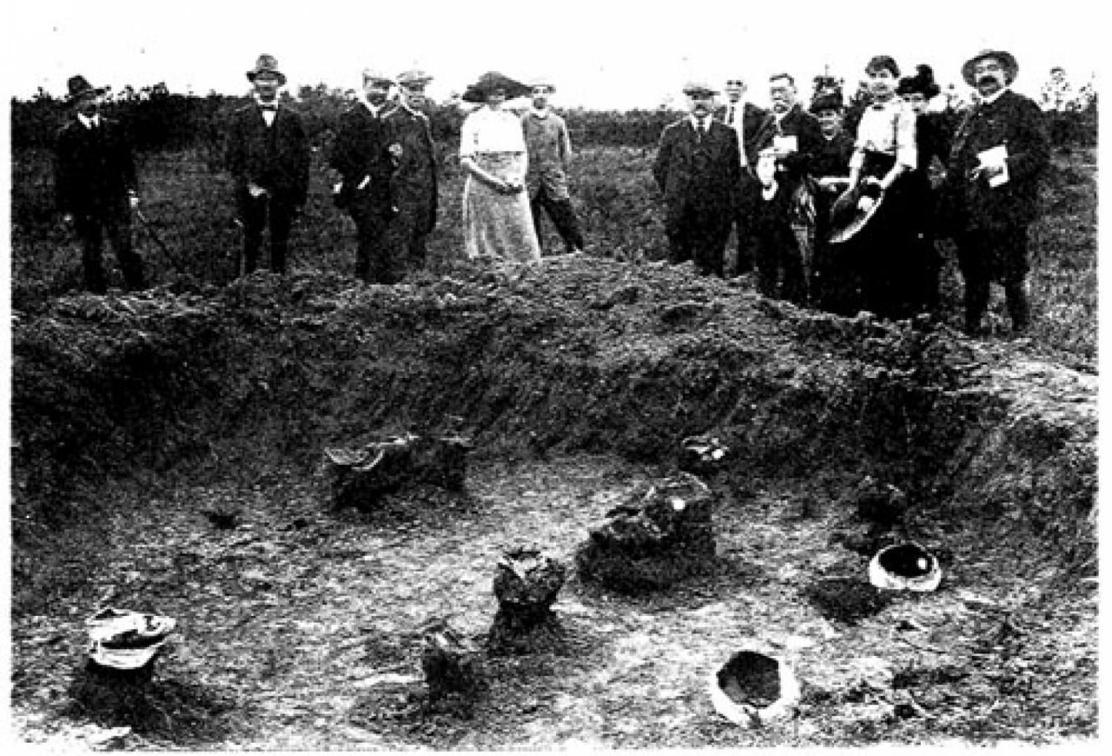 Fouille d'un tumulus à Estibeaux en 1913.